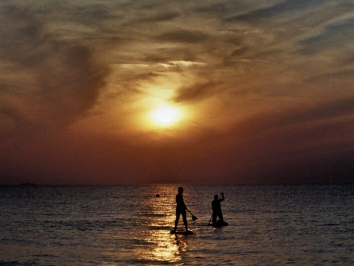 abendliche SUP-Tour auf dem Wasser